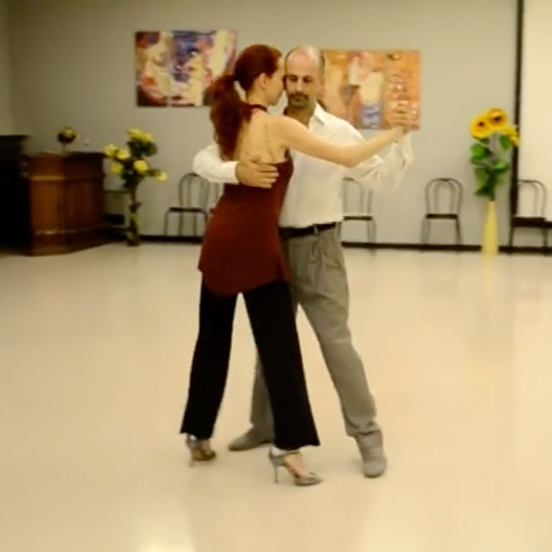 I maestri della scuola Tangonauti offrono dei video pubblici in cui spiegano svariati passi di tango